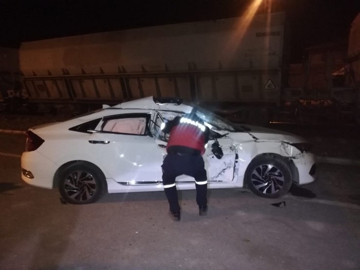 Otomobile Tren Çarptı