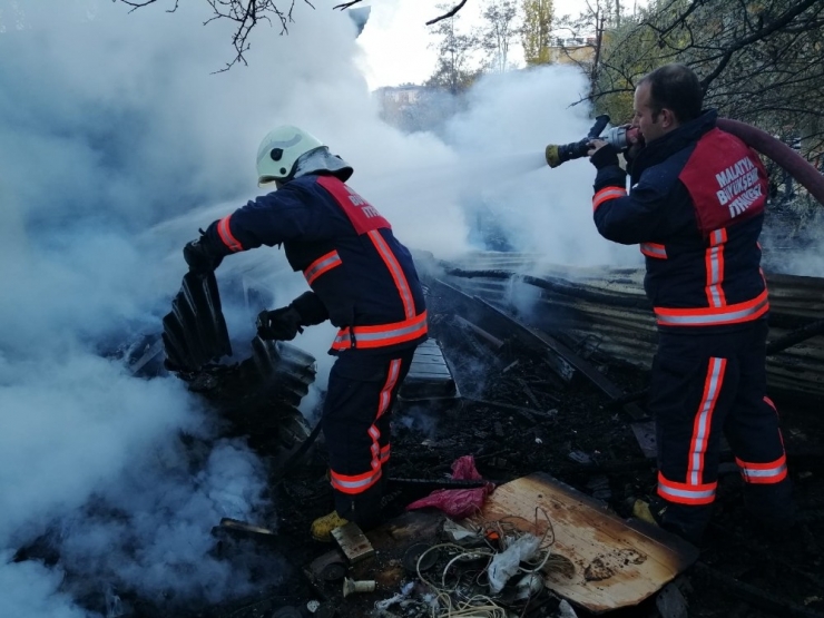 Baraka Yangını Korkuttu