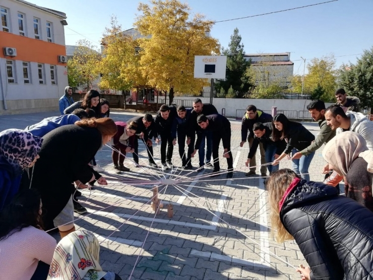 Gercüş’te Öğretmenlerden Halk Oyunları Gösterisi