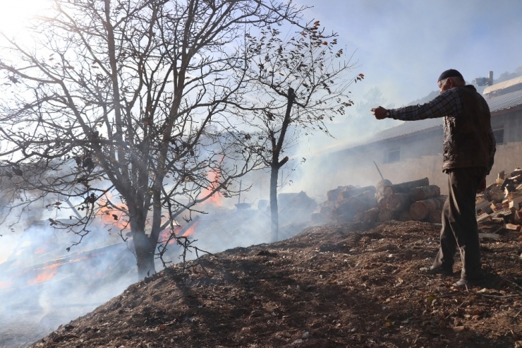 Bolu’da Samanlık Yangınında Yüzlerce Tavuk Telef Olmaktan Kurtarıldı