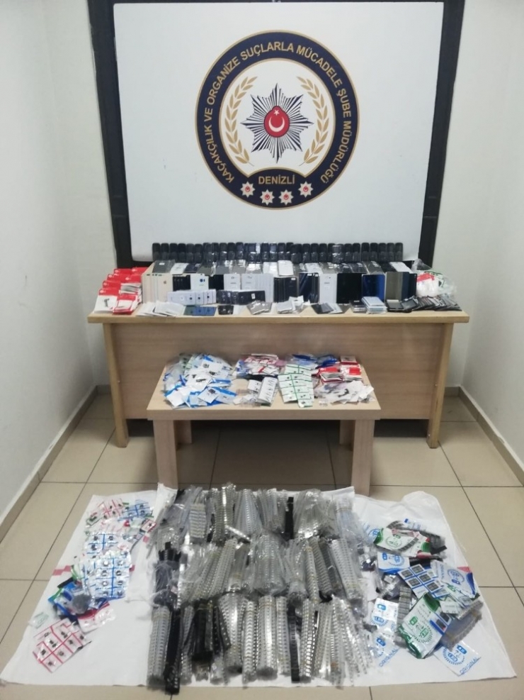 Polis Binlerce Kaçak Cep Telefonu Yedek Parçası Ele Geçirdi
