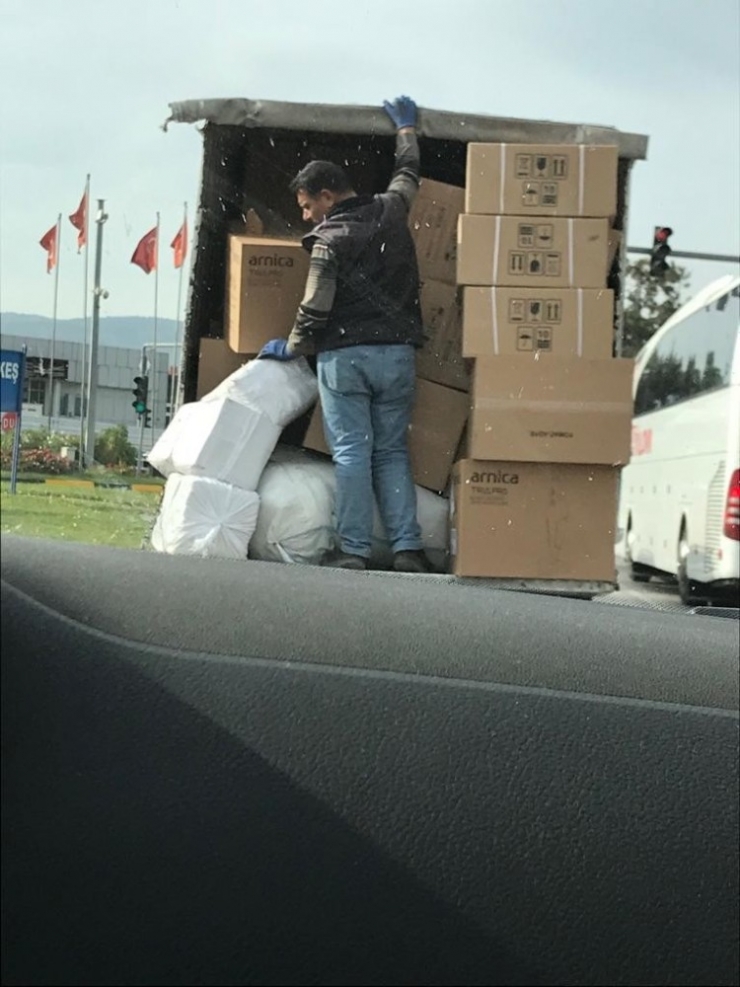 Eşyaları Tutarak Giden Şahsın Bulunduğu Kamyonetin Sürücüsüne Ceza