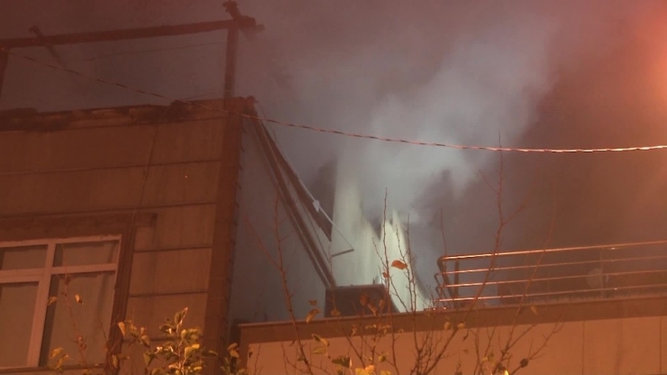 Küçükçekmece’de 4 Katlı Binanın Çatısı Alev Alev Yandı
