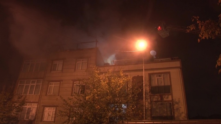 Küçükçekmece’de 4 Katlı Binanın Çatısı Alev Alev Yandı