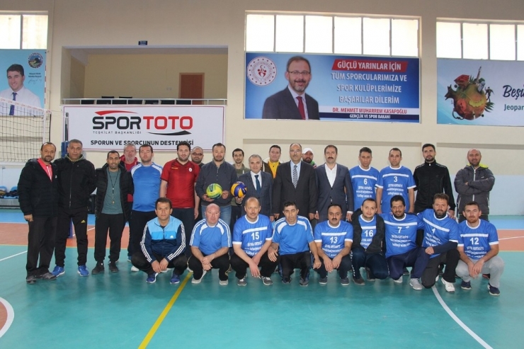 Öğretmenler Arası Voleybol Turnuvasının Şampiyonu İmam Hatip Lisesi