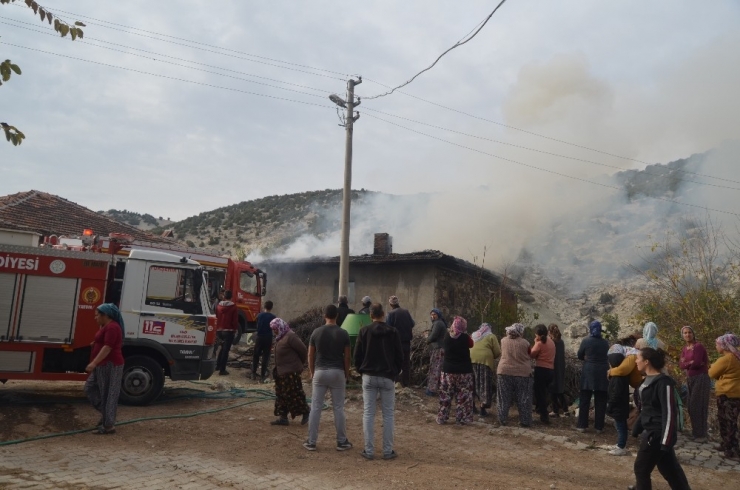 Sobadan Çıkan Kıvılcım Evi Küle Döndürdü