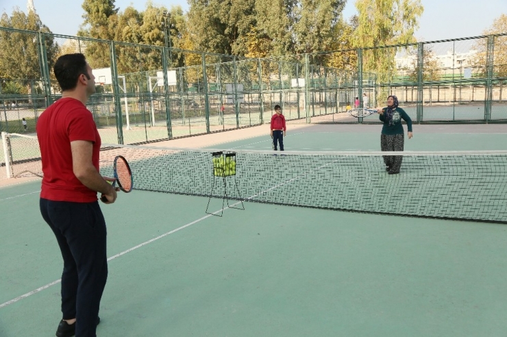 67 Yaşında Torunuyla Birlikte Tenise Başladı