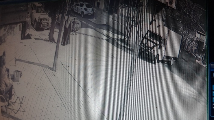 Annesinin Elinden Tutmayıp Yola Fırlayan Çocuk Canından Oluyordu