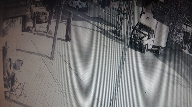 Annesinin Elinden Tutmayıp Yola Fırlayan Çocuk Canından Oluyordu