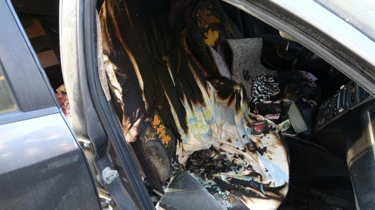 Pendik’te Bir Şahıs Park Halindeki Otomobili Kundakladı