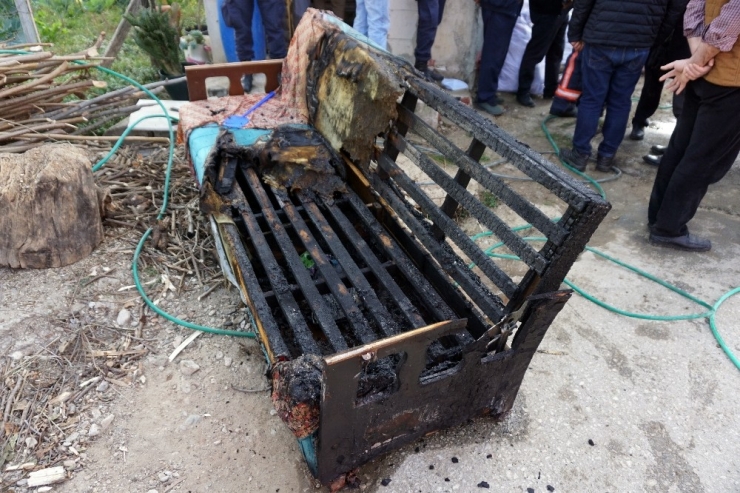 İki Katlı Ev Sobadan Çıkan Yangında Hasar Gördü