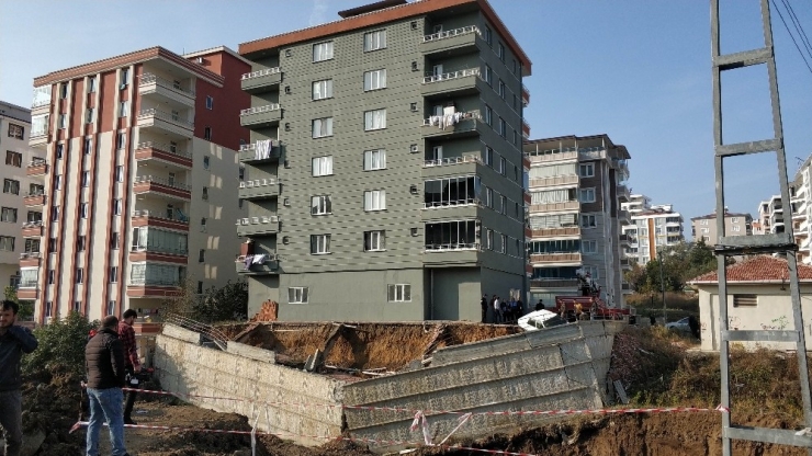 Dere Islah Çalışmasında Apartmanın İstinat Duvarı Ve Bahçesi Çöktü