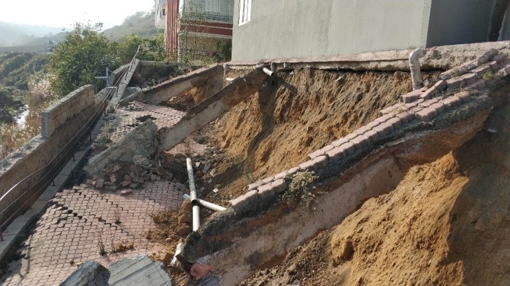 Dere Islah Çalışmasında Apartmanın İstinat Duvarı Ve Bahçesi Çöktü