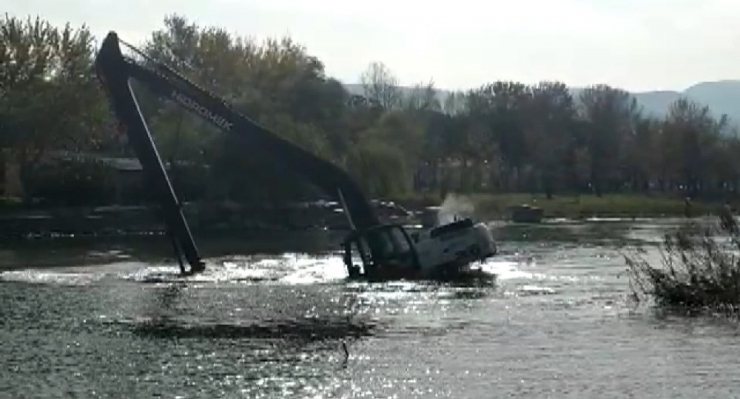 Bursa’da Gölde Temizlik Yapan Vinç Battı, Operatör Jandarma Tarafından Kurtarıldı