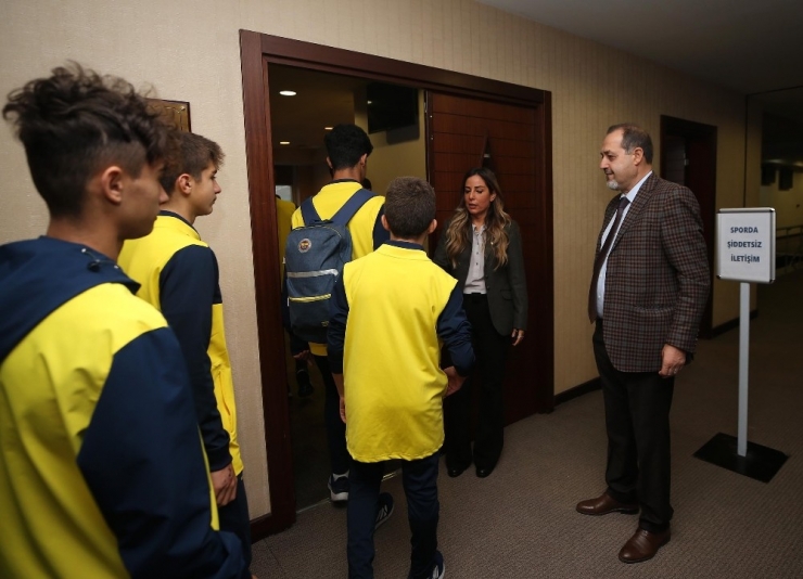 Fenerbahçeli Sporcular, Sporda Şiddetsiz İletişim Eğitim Semineri’ne Katıldı