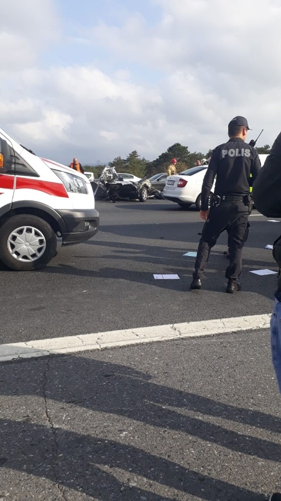 Tem Otoyolu’ndaki Feci Kazada Otomobil İkiye Bölündü