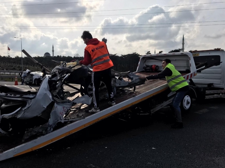 Tem Otoyolunda Bariyerlere Çarpan Araç İkiye Bölündü