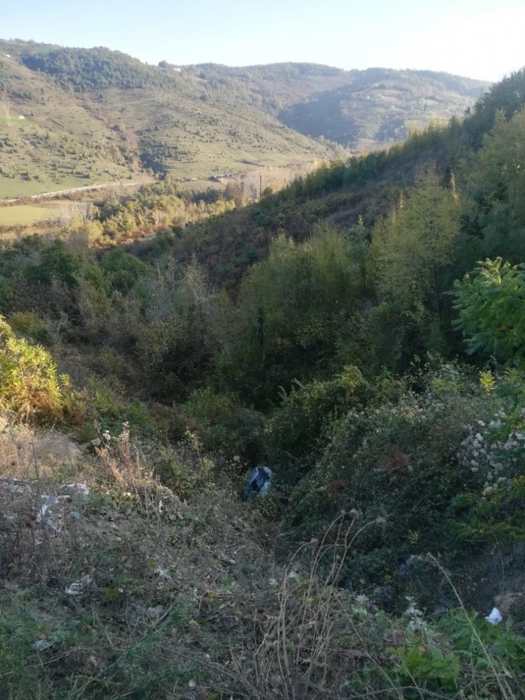 Türkeli’de Otomobil Dereye Uçtu: 1 Yaralı