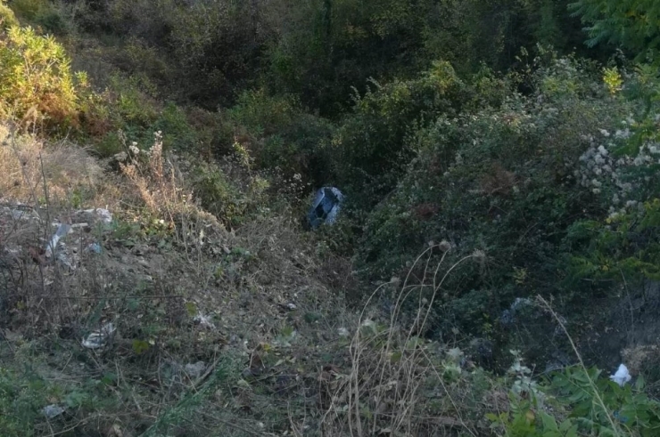 Türkeli’de Otomobil Dereye Uçtu: 1 Yaralı