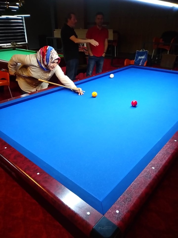 Ev Hanımı Eşinden İlham Aldı, Bilardo Kursuna Katıldı