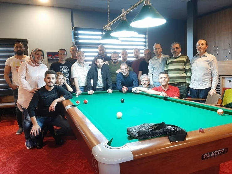 Ev Hanımı Eşinden İlham Aldı, Bilardo Kursuna Katıldı