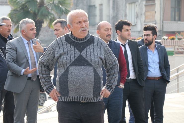 Valilik Önünde Hareketli Anlar Yol Yerine Merdivende İnmeye Kalktı