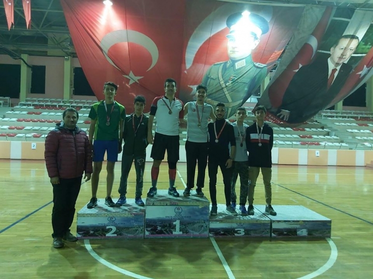 Isparta’da Öğretmenler Badmintonda Yarıştı