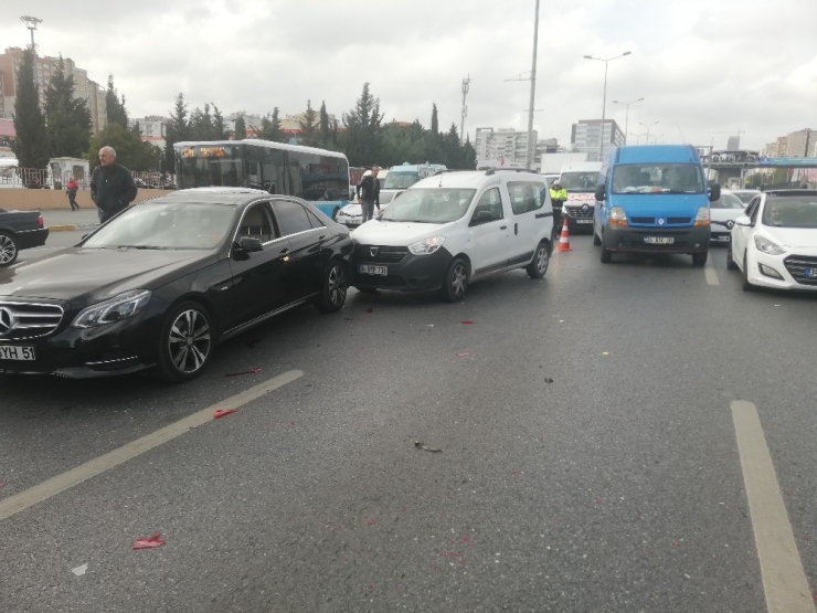 E-5’te Yolcu İndirmek İstedi Zincirleme Kazaya Neden Oldu: 1 Yaralı