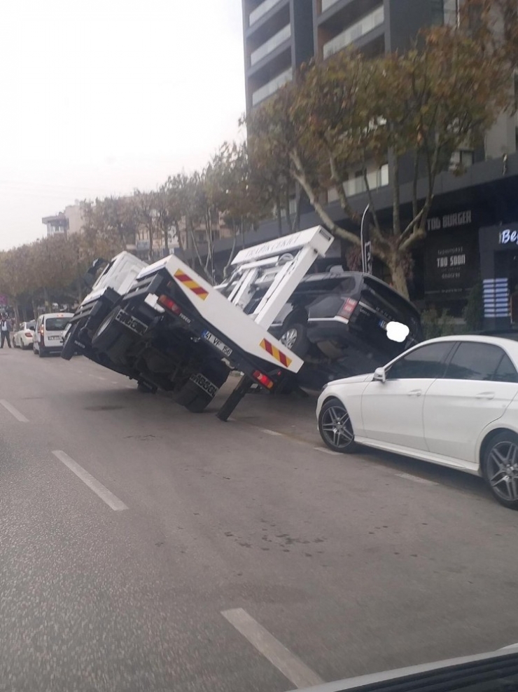 Çekici Lüks Aracı Kaldırmaya Çalışırken Yan Yattı