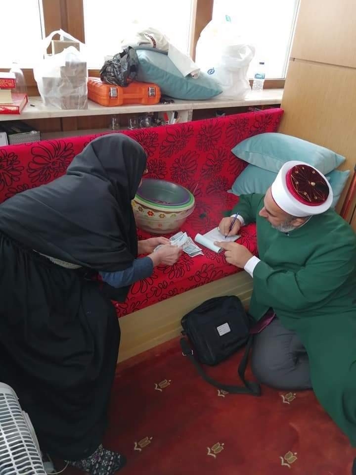 Pembe Nine Aylığını Camiye Bağışladı