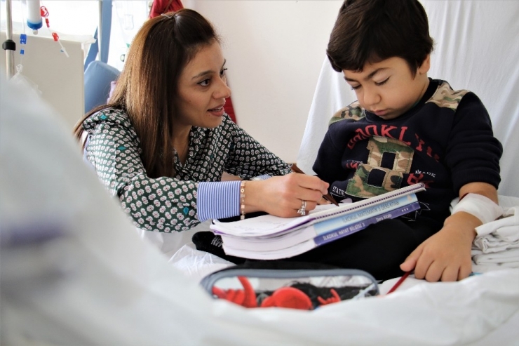 Vefakar Öğretmen Diyaliz Merkezini Okula Çevirdi