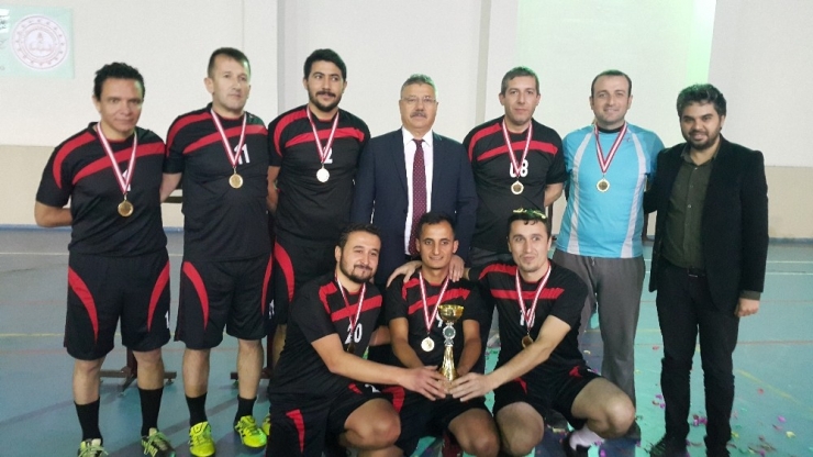 ‘Öğretmenler Yarışsın, Dostluk Kazansın’ Futsal Turnuvası Şampiyonu Arif Nihat Asya Ortaokulu Oldu