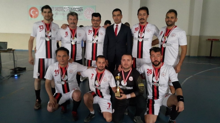 ‘Öğretmenler Yarışsın, Dostluk Kazansın’ Futsal Turnuvası Şampiyonu Arif Nihat Asya Ortaokulu Oldu