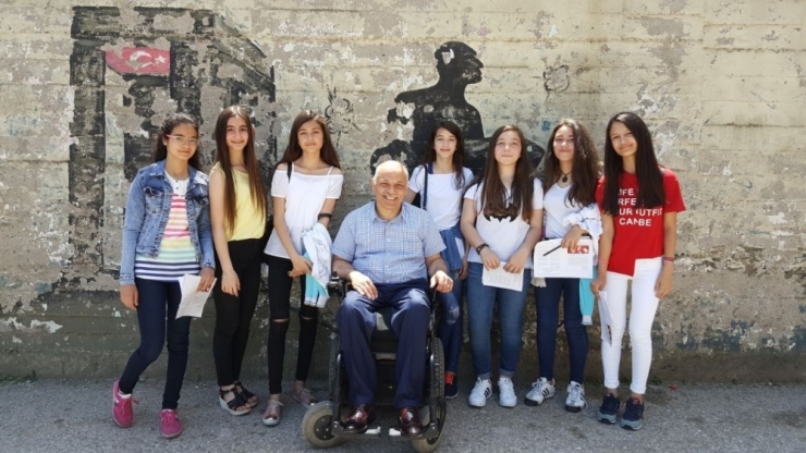 Tekerlekli Sandalyesi İle 22 Yıldır Öğretmenlik Yapıyor