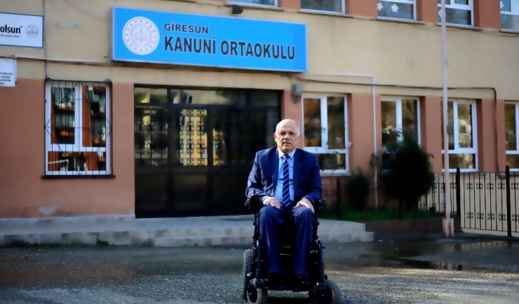 Tekerlekli Sandalyesi İle 22 Yıldır Öğretmenlik Yapıyor