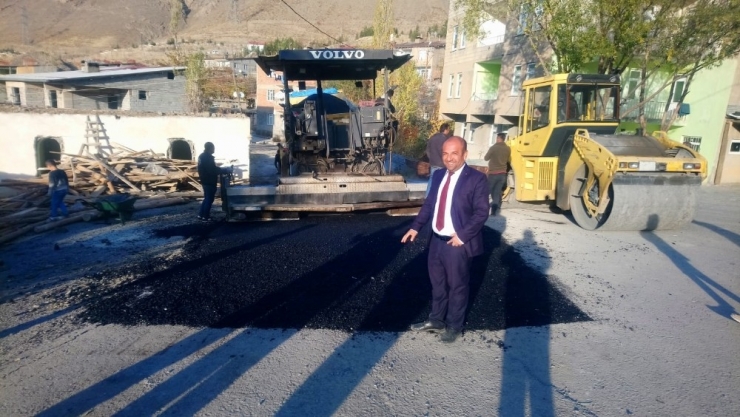 Hakkari Sümbül Mahallesinden Belediyeye Asfalt Teşekkürü