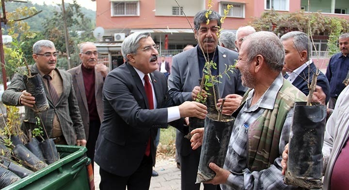 Kırıkhan’da 900 Nar Fidanı Dağıtıldı