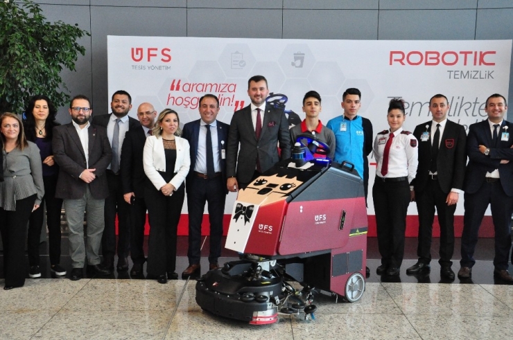 İstanbul Havalimanı’nda ‘İnsansız Temizlik Robotu’ Dönemi Başladı