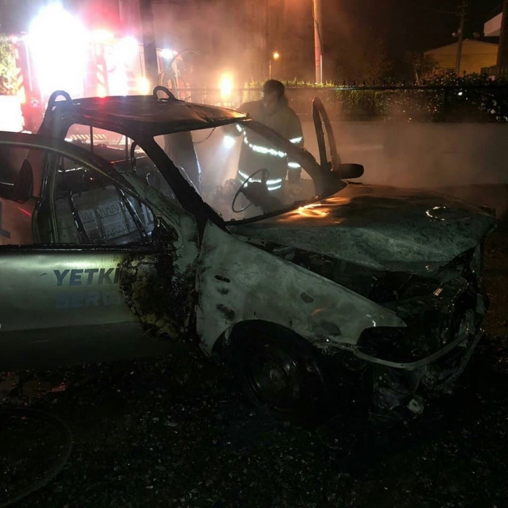 İzmir’de Park Halindeki Araçta Yangın