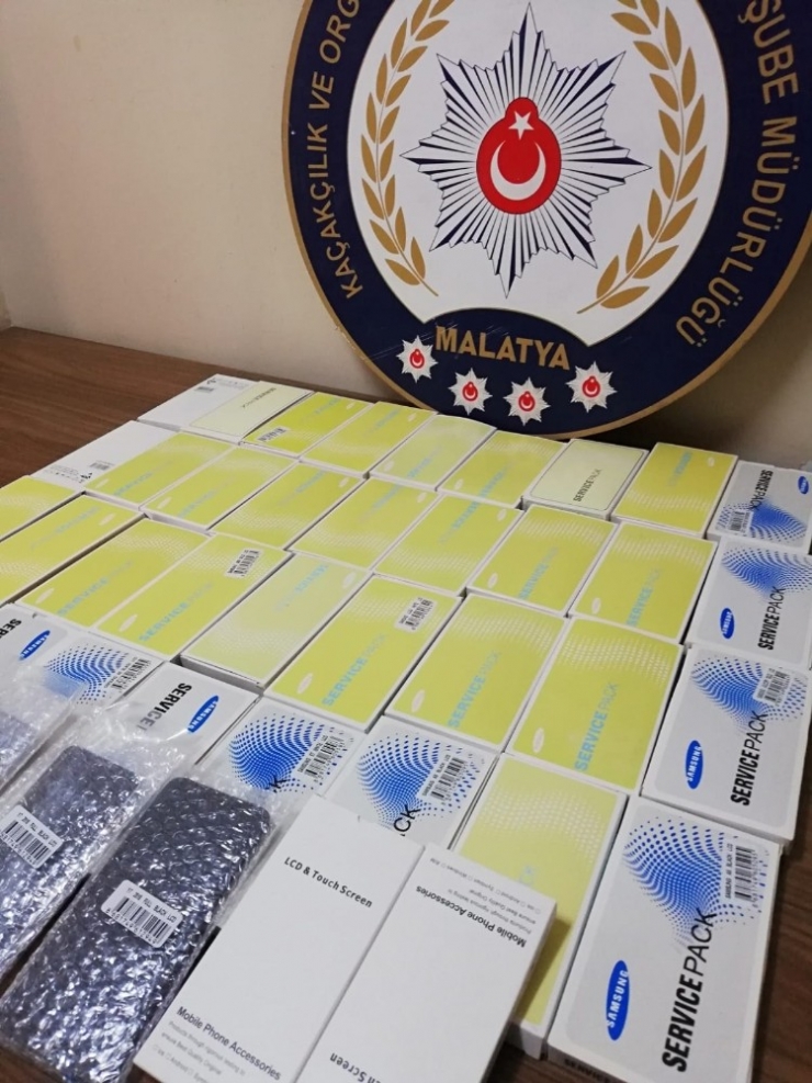 Kaçak Cep Telefonu Aksesuarları Ele Geçirildi