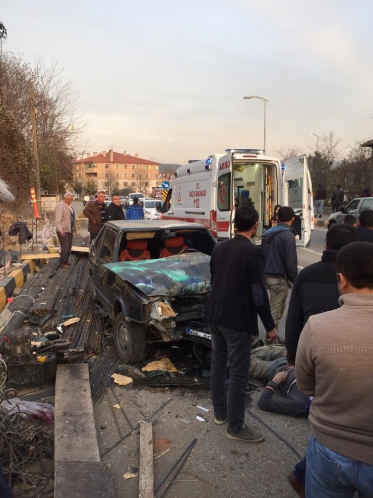 Yoldan Çıkan Otomobil İnşaat İşçilerine Çarptı: 2 Yaralı