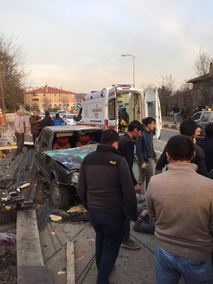 Yoldan Çıkan Otomobil İnşaat İşçilerine Çarptı: 2 Yaralı