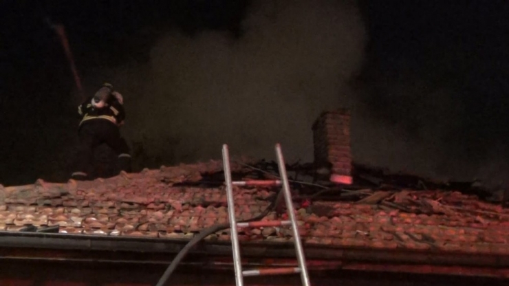 Tek Katlı Evde Çıkan Yangında Mahsur Kalan Aile Kurtarıldı