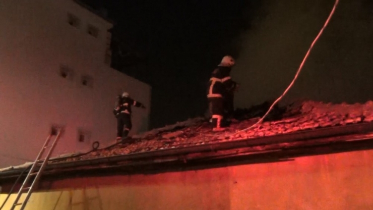 Tek Katlı Evde Çıkan Yangında Mahsur Kalan Aile Kurtarıldı