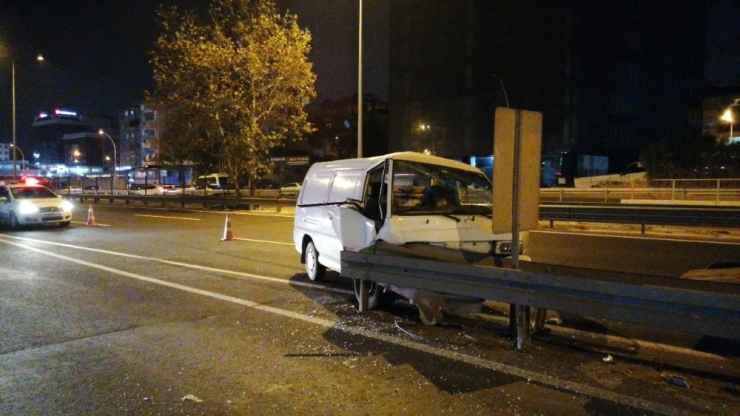 Panelvan Minibüs Bariyerlere Çarptı: 1 Yaralı