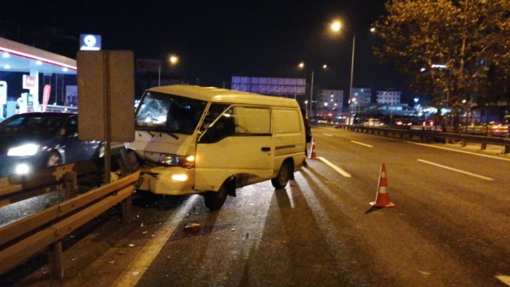 Panelvan Minibüs Bariyerlere Çarptı: 1 Yaralı