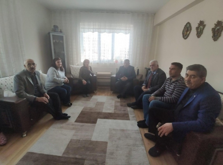 Milletvekili Ayrım Otogarda Hayatını Kaybeden Akrabasının Evine Taziyede Bulundu
