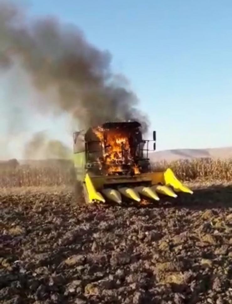 Mısır Biçerken Yanan Biçerdöveri İtfaiye Söndürdü