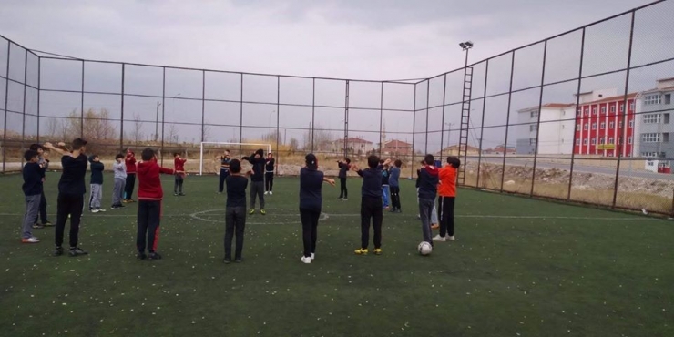 Öğrenciler Futbol Öğreniyor