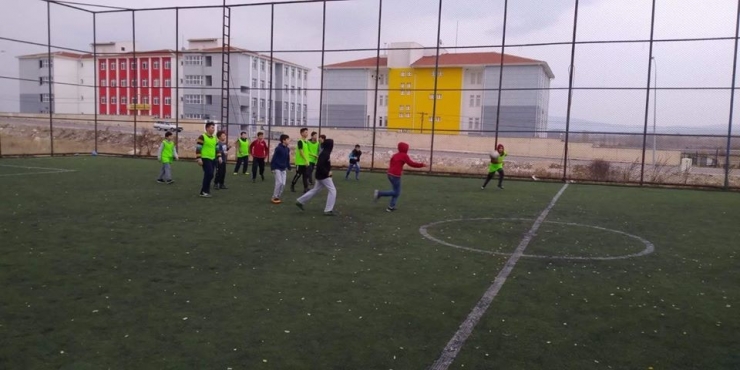 Öğrenciler Futbol Öğreniyor